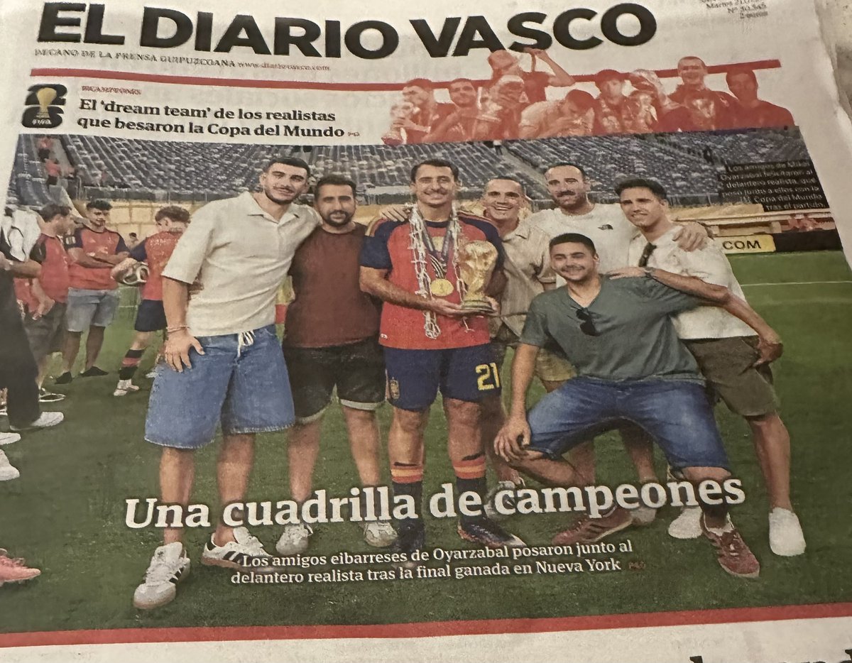 inakigaldosira's tweet photo. Etzi azalduko dut @NotGip-ko nire zutabean gai honi buruzko nire iritzia, baina uste dut argazki honek (@diariovasco ) oso ondo islatzen duela gai honen inguruko jende askoren egoera: finalean bai Oyarzabal adiskidearekin, baina beste guztiek ez bezala Espainiako kamisetarik ez https://t.co/3Z4F6TQfYB