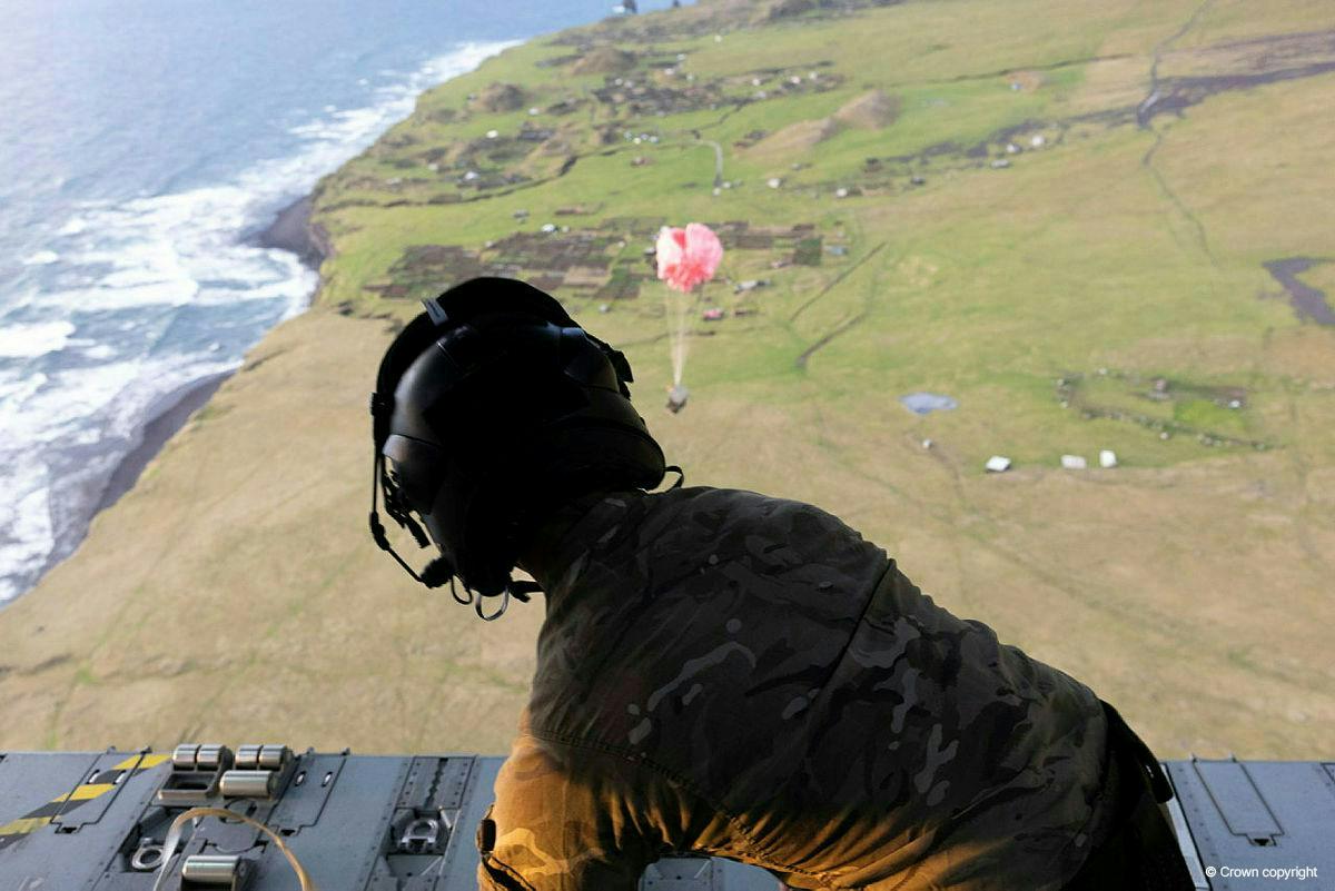 AirbusDefence's tweet photo. How do you deliver urgent medical aid to the most remote locations in the world? 
@RoyalAirForce counts on the #A400M ✈️🪂
The aircraft proved vital just recently, when a suspected case of Hantavirus was reported in Tristan da Cunha...
https://t.co/WQaWTNUqAQ https://t.co/mY4Ed2i2EH