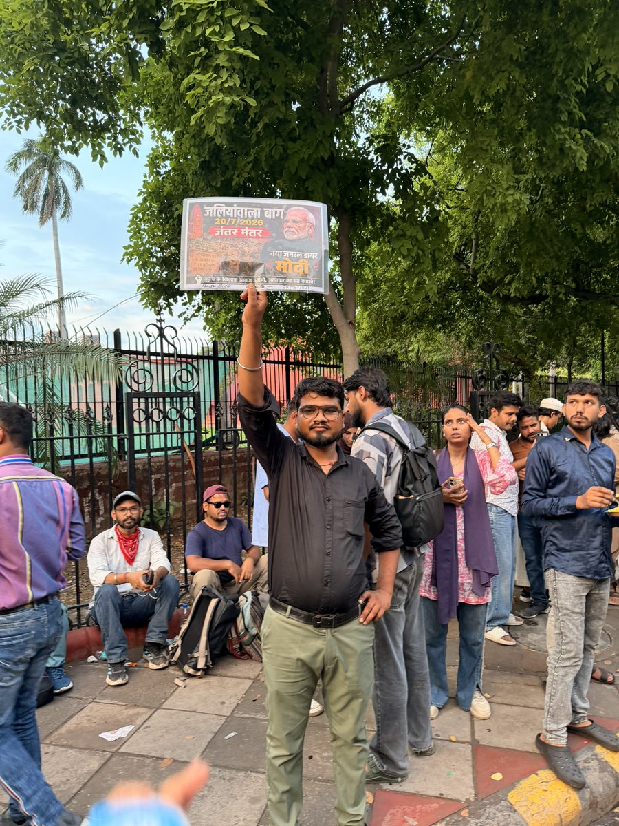Ashok_Kashmir's tweet photo. अभी जंतर मंतर से लौट रहा हूँ। 

इस उत्साह का मुक़ाबला कोई सरकार नहीं कर सकती। कोई दमन इन्हें नहीं तोड़ सकता। https://t.co/kfOFuPYBKR