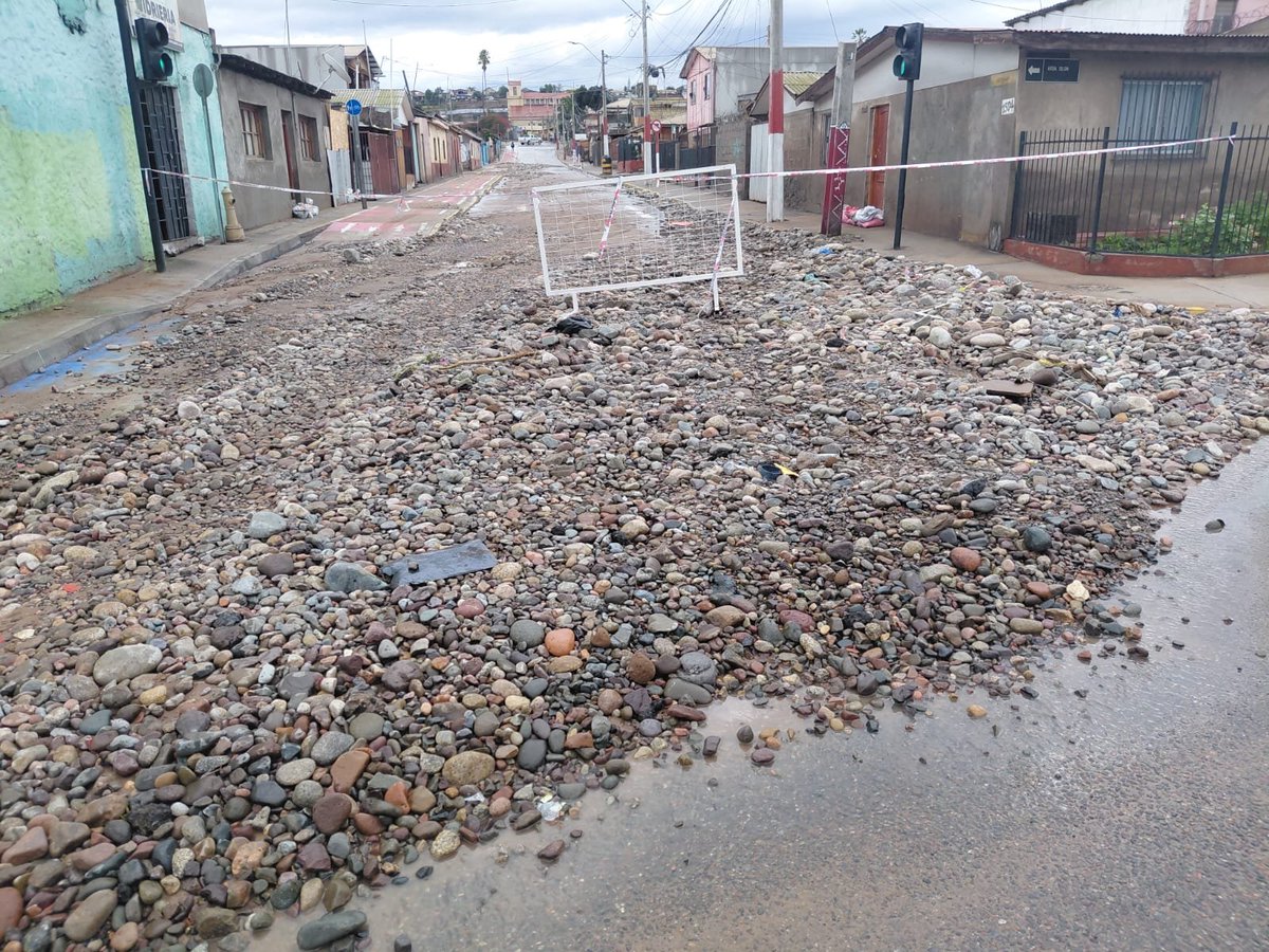 munilaserena's tweet photo. ⚠️ ATENCIÓN | TRÁNSITO SUSPENDIDO
Así se encuentra en este momento calle Vicente Zorrilla;de #LaSerena, la cual permanece cerrada al tránsito.

🚧 Evite el sector y prefiera rutas alternativas. Si debe circular por las cercanías, hágalo con máxima precaución 

#LaSerena #Lluvias https://t.co/WoTEAW8FZj
