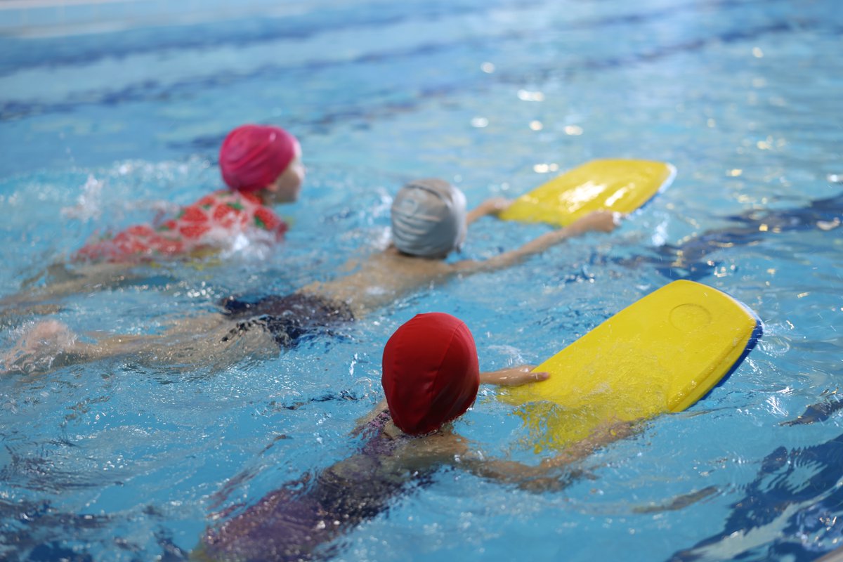 MaxinMotionOrg's tweet photo. Summer isn't over yet, so dive into swim lessons!🏊‍♀️ 

Swimming builds confidence, coordination, and safety skills, all while keeping kids active and having fun.

Learn more: https://t.co/rAWE9exoWr https://t.co/tfcnsNZfNa