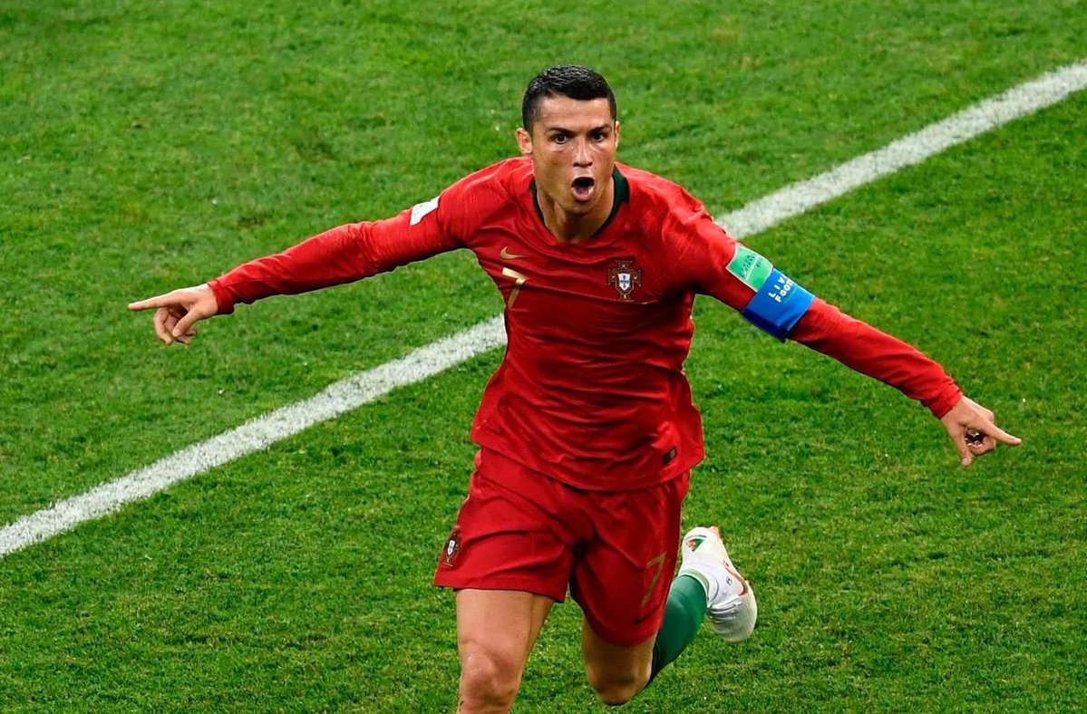 Tay_RMA's tweet photo. CR7 était à peu près dans la même position que Messi en 2018 contre l'Espagne.
Domination écrasante, 34% du ballon et a quand même réussi à mettre 3 buts sur les 3 seuls tirs cadrés du Portugal.

C'est toujours la plus grande perf en CDM que j'ai vu en direct https://t.co/jEV1tAHoov