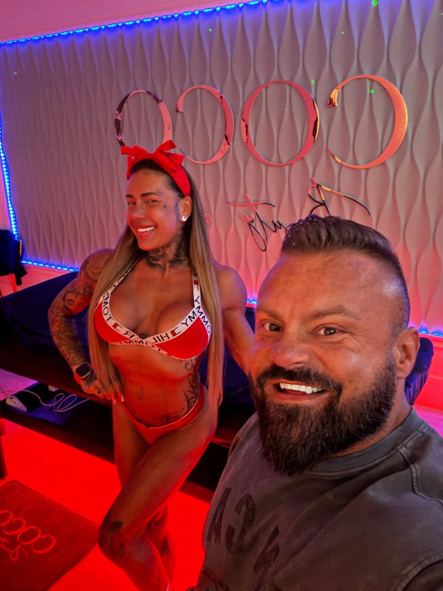 Ka_Malecki's tweet photo. Ostatni masaż przed wylotem i jak zwykle @coco.beauty.club zadbał o dopieszczenie naszej firmy 👏🏼🔝
Jestem bardzo spokojny i wiem, że to będzie bardzo udany debiut @sandra_kowalska w IFBB PRO LEAGUE 🤩🔜
Cały czas trzymajcie kciuki, tak jak do tej pory 🫡✊🏼✊🏼🍀
Dziękujemy 🤝 https://t.co/KzHfM59lCH