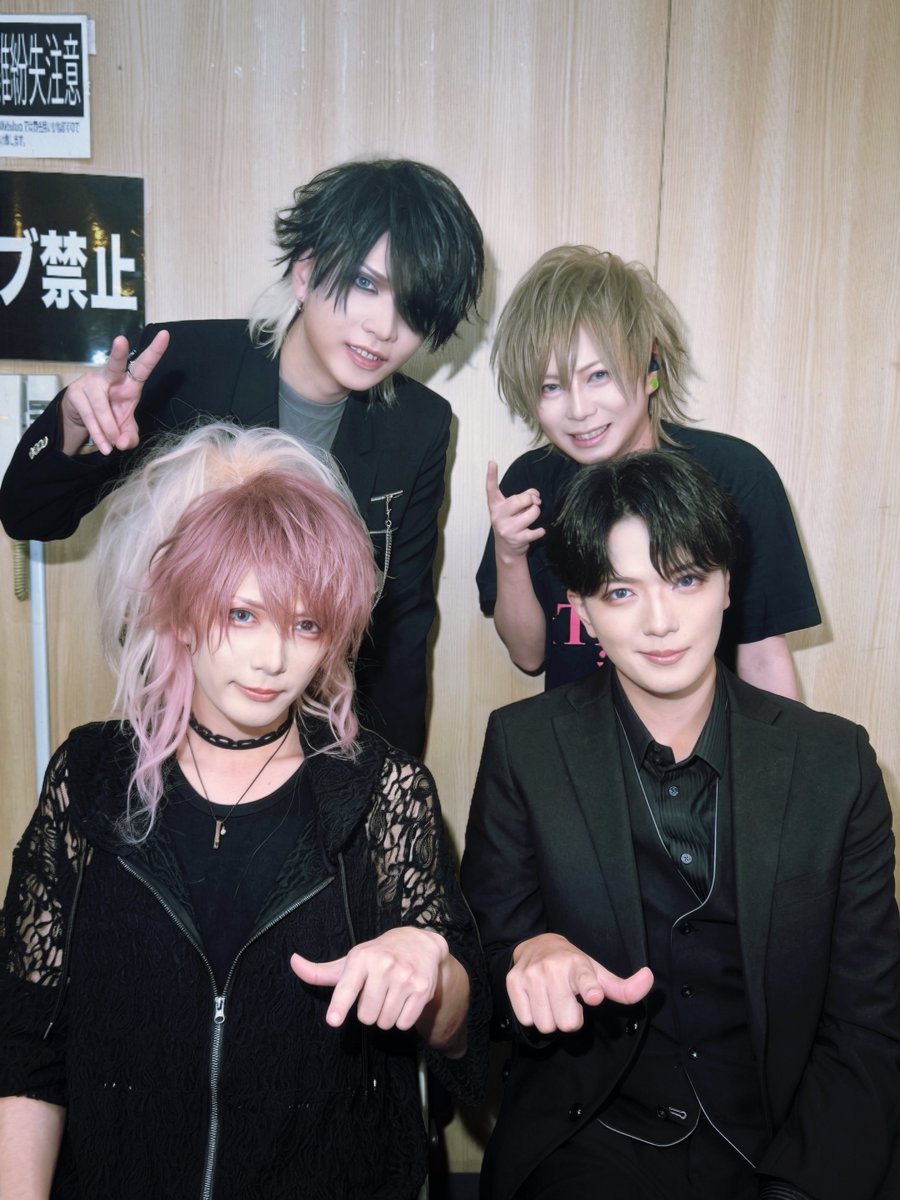belle_akiya's tweet photo. 今年も安部家さいこうでした！！
改めて直人さんナッピーバースデーですね！
いつも以上に楽しくもあり、今年はとてもグッとくるライブでした。
来年もまた是非に！！
#安部家 https://t.co/9yF4Elo3c1