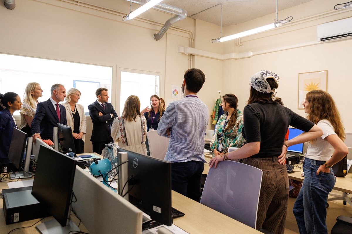 EmmanuelMacron's tweet photo. Avec les équipes du centre d’appui à l’enfance Asterya qui accompagnent chaque jour avec humanité et détermination les enfants confiés à l’aide sociale à l’enfance.                                

Grâce à vous, chacun peut être écouté, soigné et accompagné dans son parcours. 

Dans les prochains mois, 38 millions d’euros seront consacrés au développement de sept nouveaux centres, dont un à La Réunion. Un engagement essentiel de la Nation.