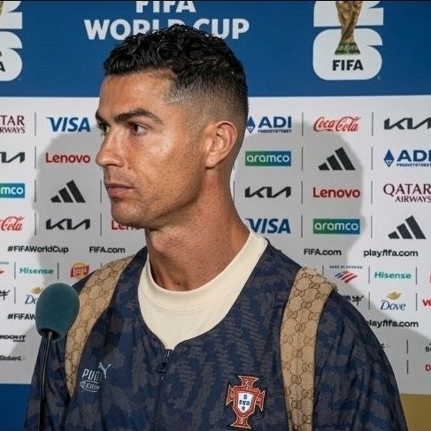 TouchmineX's tweet photo. 🚨🚨 𝗗𝗜𝗗 𝗬𝗢𝗨 𝗞𝗡𝗢𝗪: Lionel Messi as Argentina captain has attended only ONE post-match press conference after Argentina were eliminated while Cristiano Ronaldo has attended NINE out of TWELVE after Portugal were eliminated.

A born LEADER. 🇵🇹🐐 https://t.co/CGj6NJRcSi