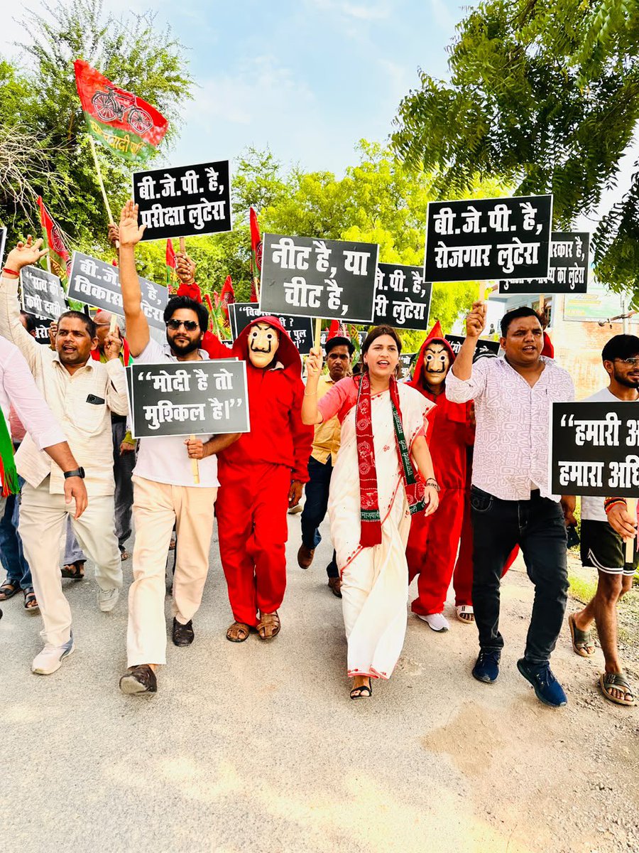 imrahul164's tweet photo. #प्रदर्शन 
पेपर लीक, बेरोजगारी, महंगाई, महिला सुरक्षा व रेलवे के अधूरे ब्रिज को लेकर भाजपा सरकार के विरुद्ध आज मोहान विधानसभा क्षेत्र के थाना अजगैन से रेलवे ब्रिज तक सैकड़ो कार्यकर्ताओ के साथ पैदल मार्च निकालकर अपना विरोध दर्ज कराया
#paperleak 
#cjp 
#EducationMinisterMustResign https://t.co/H4OfAnTsgg