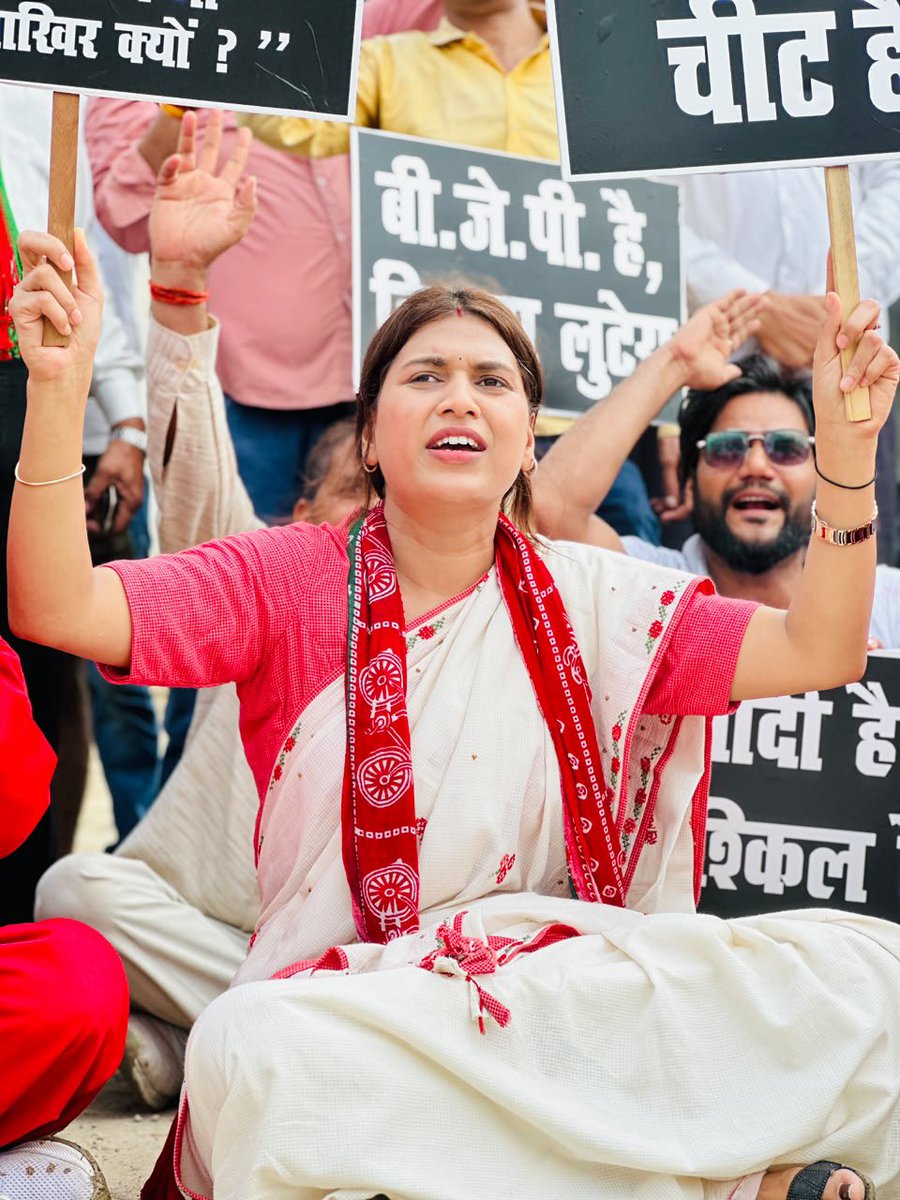 imrahul164's tweet photo. #प्रदर्शन 
पेपर लीक, बेरोजगारी, महंगाई, महिला सुरक्षा व रेलवे के अधूरे ब्रिज को लेकर भाजपा सरकार के विरुद्ध आज मोहान विधानसभा क्षेत्र के थाना अजगैन से रेलवे ब्रिज तक सैकड़ो कार्यकर्ताओ के साथ पैदल मार्च निकालकर अपना विरोध दर्ज कराया
#paperleak 
#cjp 
#EducationMinisterMustResign https://t.co/H4OfAnTsgg