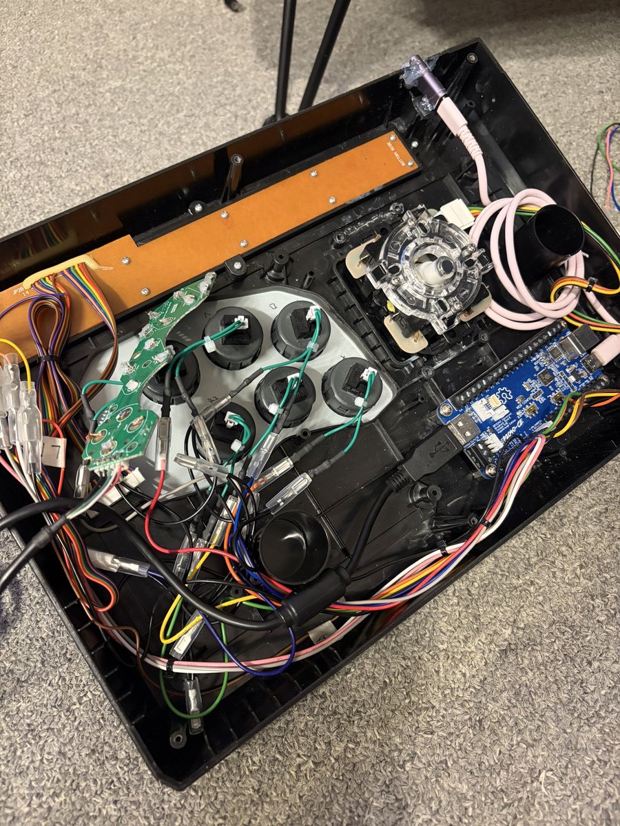gohan_maitake's tweet photo. ホリコンの基盤どこに収めるか悩む。開けたついでにtype-Cでケーブル抜き挿しできるようにした https://t.co/5j9pDxMNxR