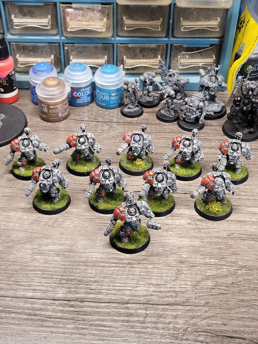 votann_charch's tweet photo. Progress over time on my big unit of Hearthguard

Start with a 3-layer drybrush, add a little color to choice armor pieces, plasma glow and finish it off with some beautiful bases. I'm wanting to add more details later

#warhammer #votann #warhammerpainting #wh40k https://t.co/yajlDHzJp4