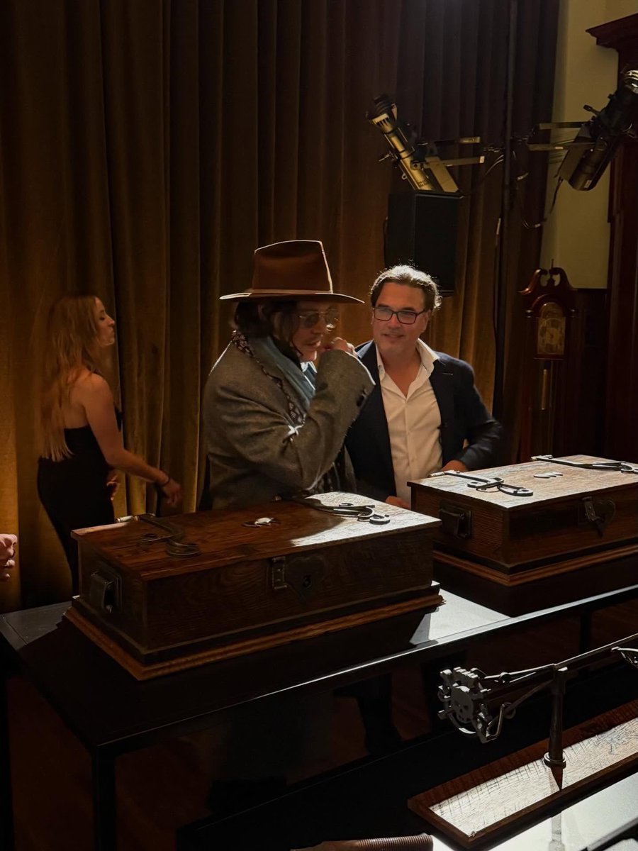 JohnnyDepp_076's tweet photo. #JohnnyDepp A quiet moment between legends https://t.co/k8uGvzJwbk