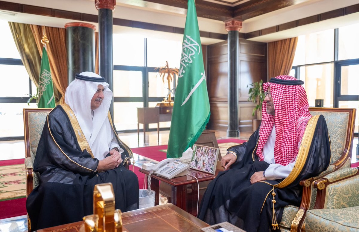 atawi1147's tweet photo. أمير تبوك يستقبل مدير فرع مركز المعلومات الوطني بمنطقة تبوك 

استقبل صاحب السمو الملكي الأمير فهد بن سلطان بن عبدالعزيز أمير منطقة تبوك، في مكتبه بالإمارة اليوم، مدير فرع مركز المعلومات الوطني بمنطقة تبوك المهندس عمر بن فايز عسيري، الذي قدم للسلام على سموه بمناسبة تعيينه.
وفي بداية الاستقبال رحّب سموه بالمهندس العسيري، متمنيًا له التوفيق في عمله.
وثمن سمو أمير منطقة تبوك الجهود التي تقوم بها الهيئة السعودية للبيانات والذكاء الاصطناعي "سدايا" بالمنطقة، منوهًا بما يحظى به القطاع التقني من دعم واهتمام من القيادة الرشيدة -أيدها الله-، بما يسهم في تعزيز جودة الخدمات ورفع كفاءة الأداء تحقيقًا لمستهدفات رؤية المملكة 2030.
من جهته، أعرب المهندس عمر عسيري عن شكره وتقديره لسمو أمير منطقة تبوك على دعمه ومتابعته لأعمال المركز بالمنطقة.
