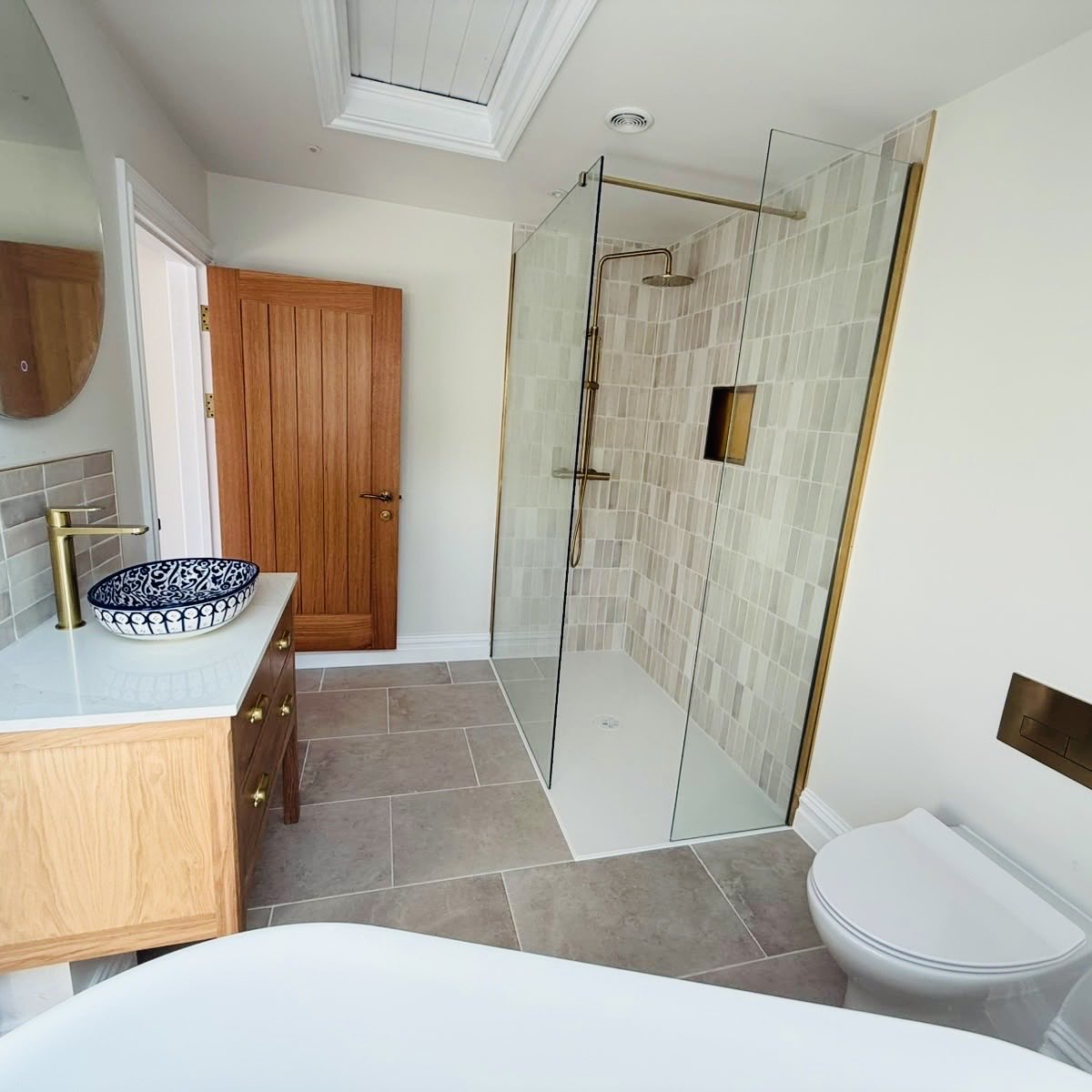 PCPBuilding's tweet photo. ✨ Project Complete | Westerham
Proud to reveal this stunning bathroom from our latest full property refurbishment. Featuring a freestanding bath, walk-in shower, brushed brass fittings and premium finishes throughout.
#BathroomRenovation #Builders #Westerham #Surrey #Kent https://t.co/GA7PDHtl32