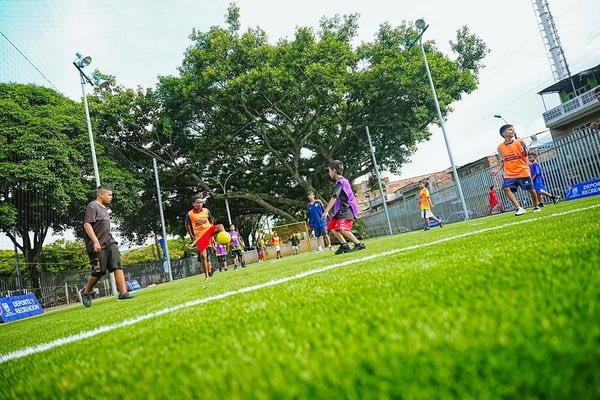 AlcaldiaDeCali's tweet photo. 🏟️También recuperamos más espacios para el deporte en la Comuna 20: canchas sintéticas en la Unidad Recreativa La Estrella y el Parque de Belisario, juegos recuperados y la cancha múltiple de Pueblo Joven. #Comuna20 https://t.co/KRLB9wLtAg