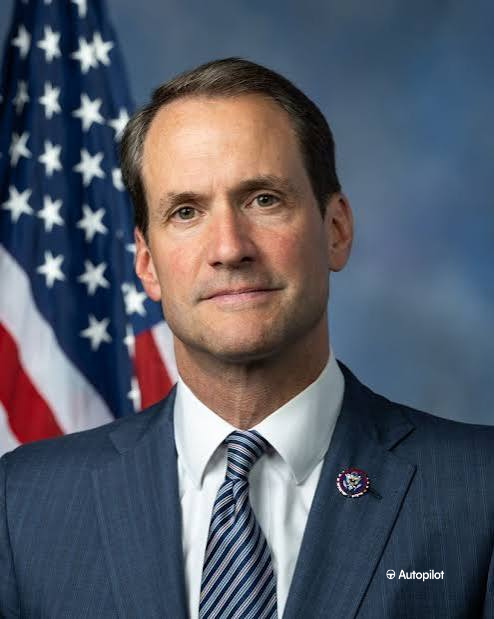 pelositracker's tweet photo. Rep Jim Himes (D) just disclosed up to $115,000 in stock sells. First trade in 3 years

He sold: $XOM, $HD, $BAC

Bank of America (BAC) is the one to watch

Himes sits on the House Financial Services Committee, the committee that directly oversees and regulates the nation's largest banks
