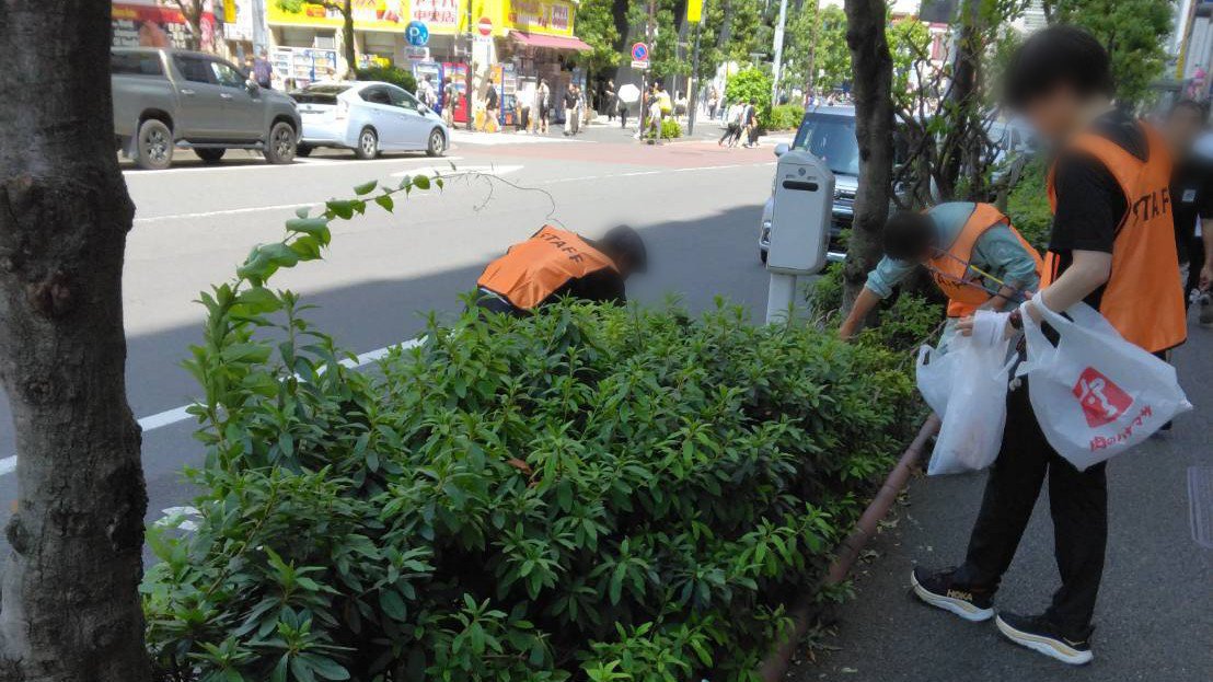 akiba_guide's tweet photo. 【秋葉原清掃ボランティア実施報告】
先週に続きとんでもない暑さ＋日射しにも関わらず、大変多くの方にご参加頂きました。
ゴミも久しぶりに1000リットル超え(ゴミ袋換算)。しかもこれまで実施してきた3時間を熱中症対策のため2時間に変更してもこの量でした。やはり増えた分は飲料ゴミです。

■7月19日(日)13時00分～15時00分
秋葉原移動式ゴミ箱2台＋清掃活動＋有志によるシール剥がしを実施しました。
🚮燃えるゴミ：900㍑
(ペットボトル、紙、ビニール等)
🚮燃えないゴミ：200㍑
(缶、ビン、金属製品等)

ご参加頂いたボランティアの皆さん本当にありがとうございました。

アキバ戦士さん
カズケロさん
こっこ☆さん
こどさん
さねさん
しよしよシュナウザーさん
ちと充さん
チベットさん
つむ麻呂さん
ハリ書房さん
フォト秋葉原さん
ふらっとあうとさん
マーボーさん
むーさん
もえぎさん
ヤマヘビさん
高木ひろしさん
古谷慶介さん
山本洋介さん
有花さん
abipoonさん
cactas_10tさん
dog-fcさん
Yoshimi Satoさん
他１名
(五十音順)

※シール剥がしは建物の所有者や関係各所に許可を頂き実施しています。

※秋葉原歩行者天国での清掃活動につきましては秋葉原タウンマネジメントさんのご協力を得て実施させて頂いております。