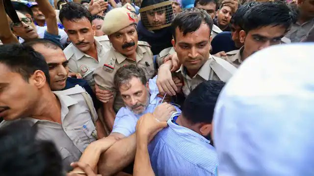JaikyYadav16's tweet photo. एक शिक्षा मंत्री धर्मेंद्र प्रधान को डिफेंड करने के लिए भाजपा ने पूरी जान लगा दी।

आखिर ऐसा क्या है धर्मेंद्र प्रधान जी में?

कल जंतर मंतर पर इतना बड़ा प्रोटेस्ट हुआ और आज PM आवास के बाहर विपक्ष के नेताओं राहुल गांधी जी और अखिलेश यादव जी का धरना हुआ

उन्हें बर्बरता पूर्वक डिटेन करके वैन में बैठाकर ले जाया गया। 

देश में सबकुछ हो रहा बस धर्मेंद्र प्रधान का इस्तीफा नहीं हुआ, ये काफी विचारणीय प्रश्न है जो हर किसी के दिमाग में हलचल पैदा कर रही।
