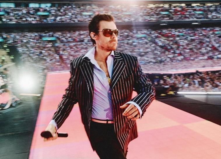 MirrorCeleb's tweet photo. Harry Styles cancels concert at last minute over mystery 'health issue'
https://t.co/yzbSMXnEMI https://t.co/RMem8tY59Y