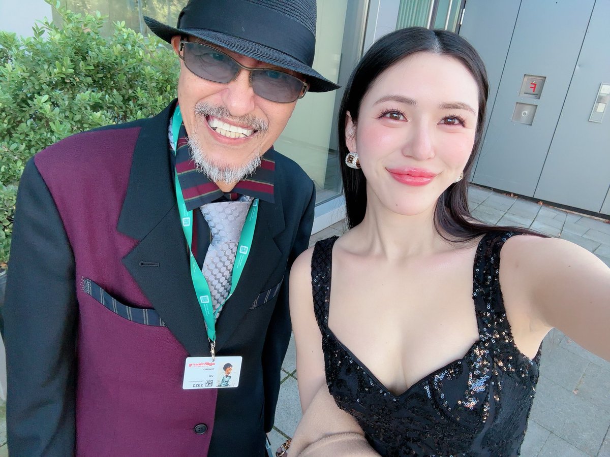 smavshiomin's tweet photo. 初めて会った時(3枚目)
初めて串刺し拷問をとってくれた日(一枚目)
ドイツ　オルデンブルク映画祭に行った日(2枚目)
4枚目は打ち合わせかなw
いっつも写真撮ろ！って言って気がつけばいっぱいありました。

沢山伝えたいことがあるのに
うまくこと言葉にできないけど
一回だけ、撮影の前に、めっちゃ死にたくなって、でも撮影あるし我慢って思ってたんだけど、抑えられなくて切ってしまって
それ見たTOHJIROさんは怒ることもしないで、ただただ心配と私のSOSに気がついてやれなくてごめんなって。
後から周りの人にきいたら、私が切ってしまったのがすごくショックだったって悲しんでたよって聞いて、それからこんなに思って���れる人がいるのに悲しませたらダメだなって思うようになってメンタル安定させようと決めました。
今の私のメンタルも考え方も全てTOHJIROさんがいたからです。

だからこそ、私はTOHJIROさんのいないAV業���をずるずると続けていくつもりがありません。
2026.12/31をもって"塩見彩"としての全ての活動を終えようと思います。

"塩見彩"として最後まで自分の好きなことをして駆け抜けるので
見守っててください。