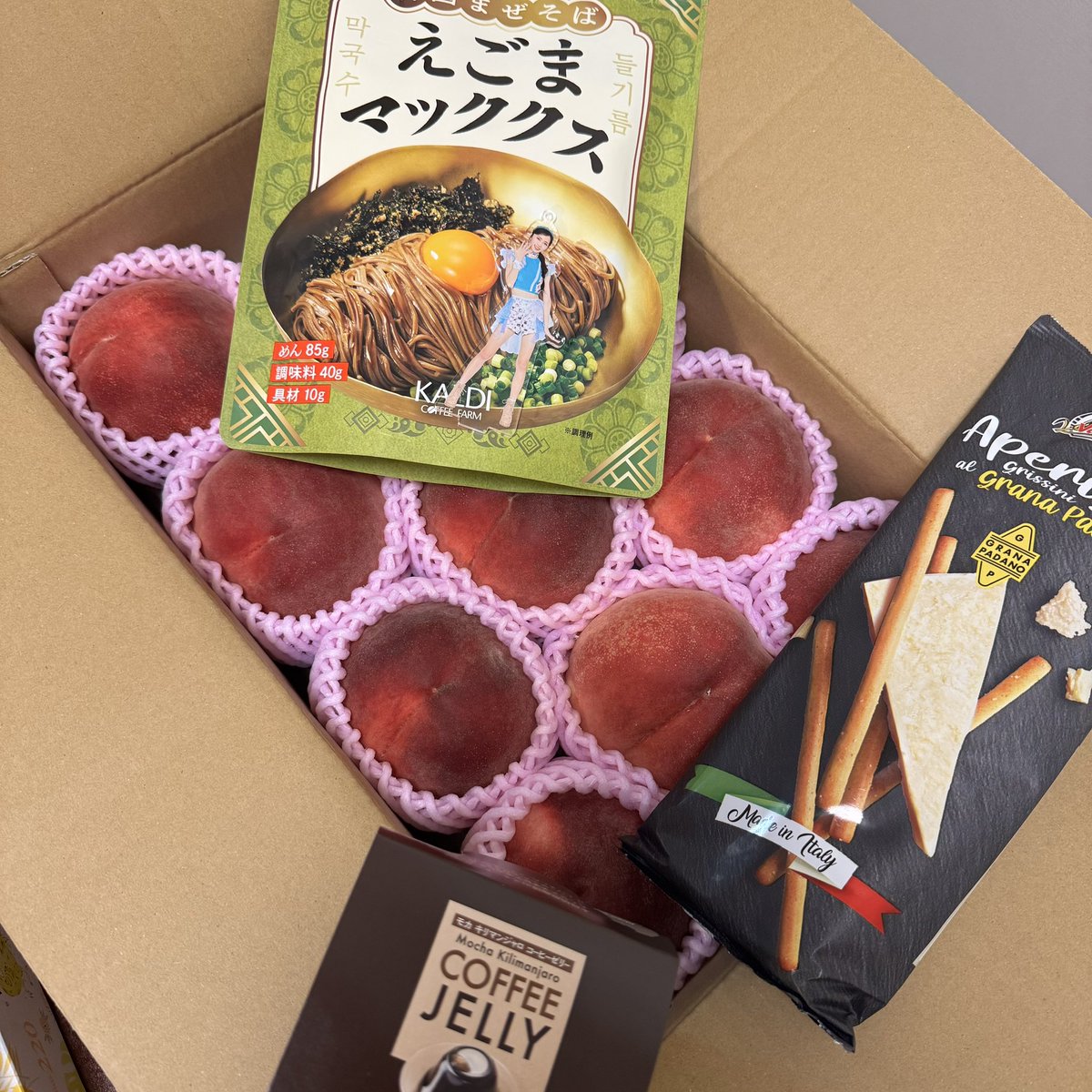 narimaruXXX's tweet photo. えごまマッククス買えたけどクラッシュコーヒーゼリーなくて普通のコーヒーゼリー買ってみた😆
そしてちょうど山梨の桃🍑頂いたので桃生活突入🥰 https://t.co/Bw50QDKMcB