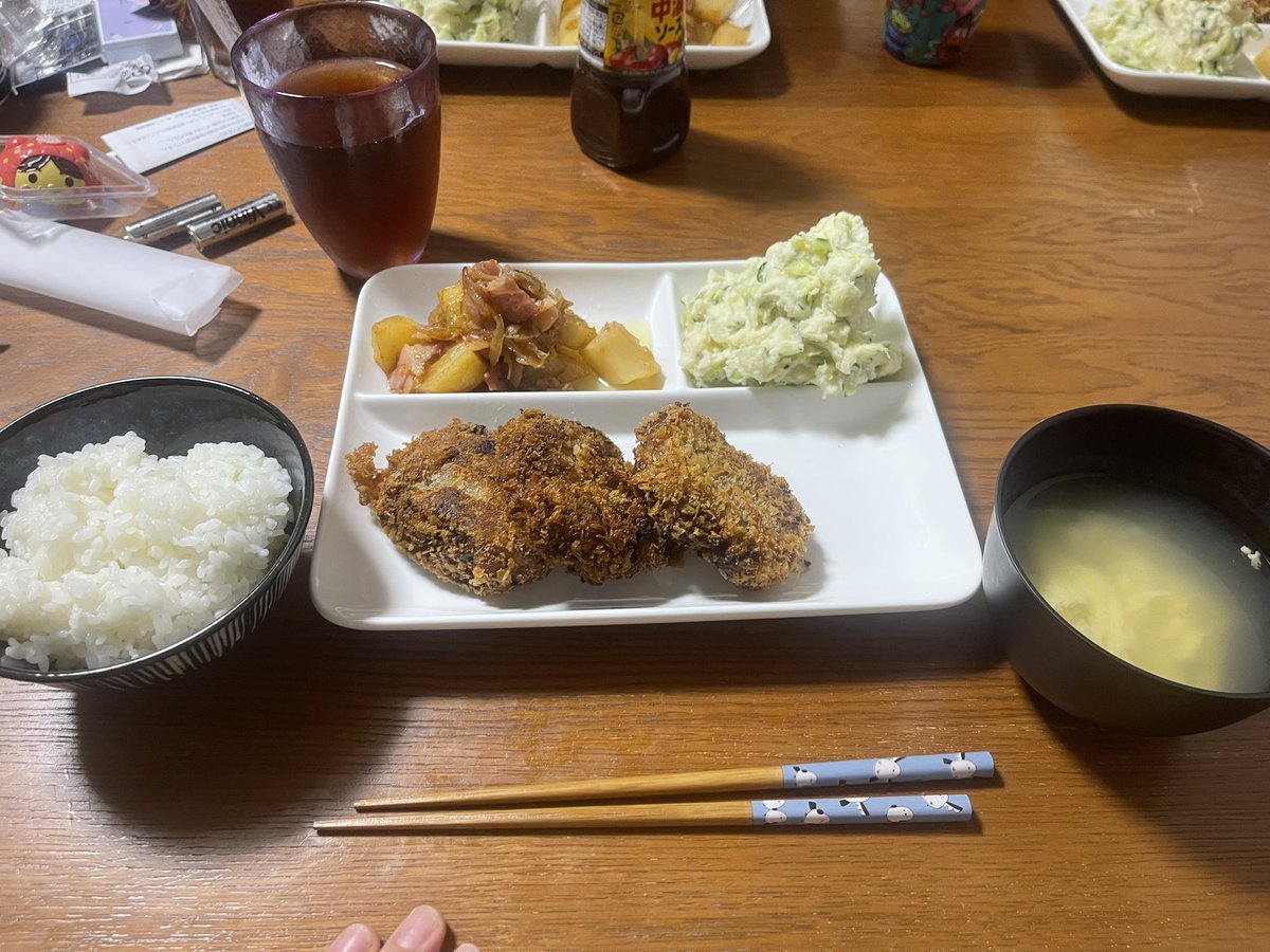 chihiRose1007's tweet photo. 今日は娘のリクエストでじゃがいも尽くし🥔

私コロッケ形成しただけ🤣

毎日幸せすぎる。
ほんと帰りたくない https://t.co/FP6GJDx8YF