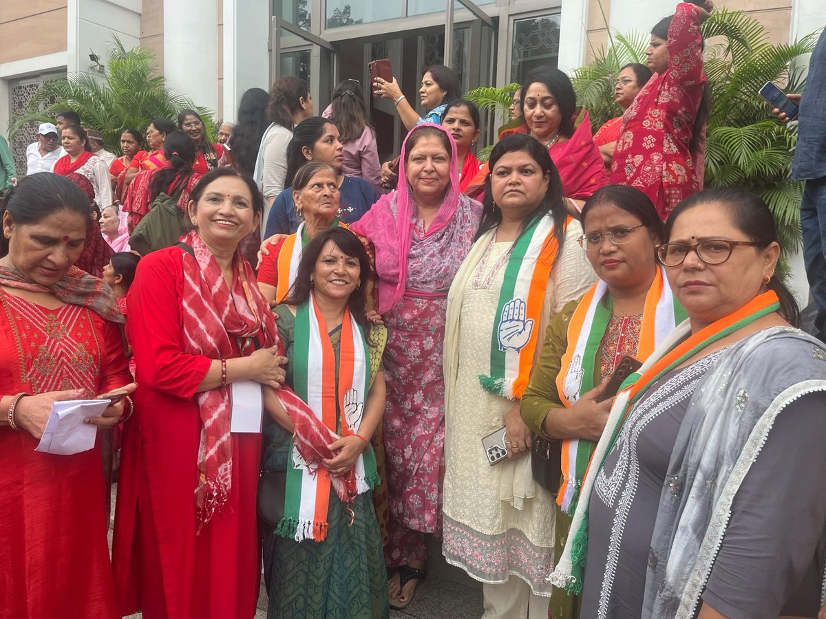 ShafiaZubairINC's tweet photo. दमन से आंदोलन नहीं रुकते।
लाठियों से आवाज़ नहीं दबेगी।
मांग एक ही: नारी शक्ति वंदन अधिनियम लागू करो और OBC महिलाओं को आरक्षण दो।
#StopSuppressingWomen #NariNyay #MahilaCongress #Aimc https://t.co/zWkFRRS6Ac