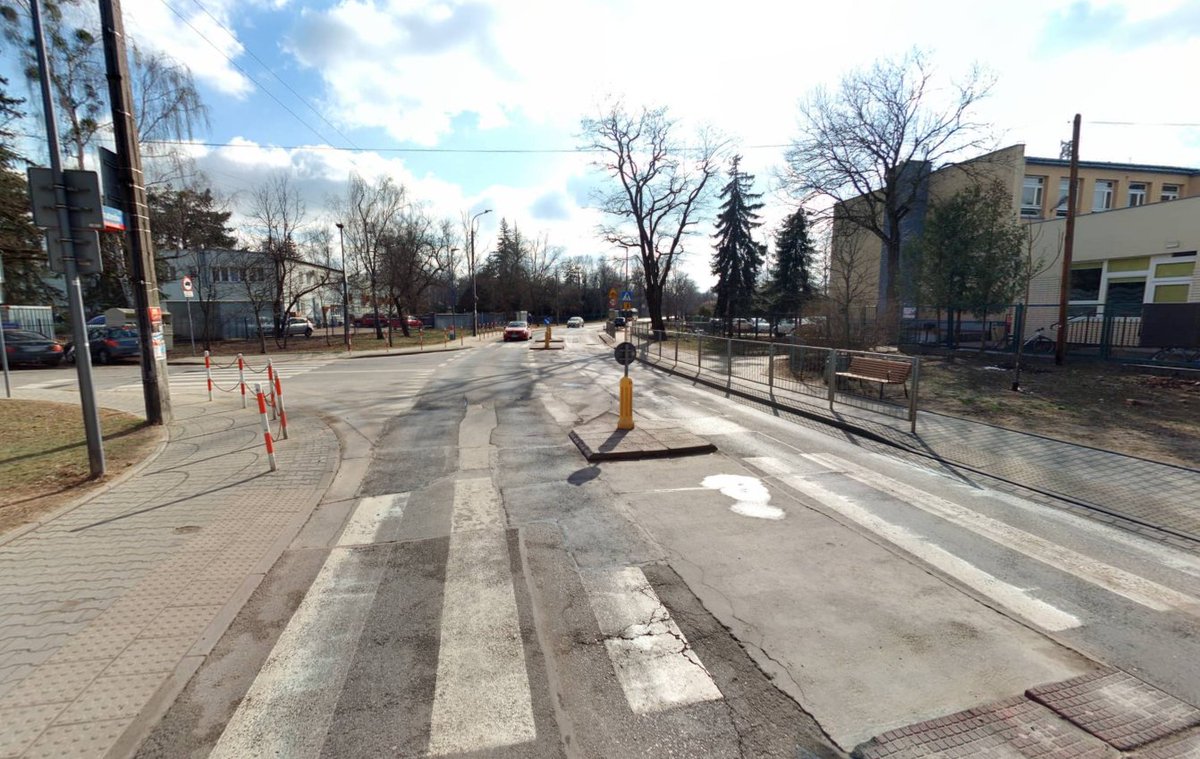FPelc's tweet photo. Nareszcie! Ogłoszono przetarg na przebudowę ul. Bohaterów. Wyremontowana zostanie jezdnia i chodniki. Niestety nie będzie drogi rowerowej. Remont odbędzie się na odcinku od ul. Spadkowej do ul. Wałuszewskiej. https://t.co/47e1yinGtO https://t.co/PY5i9pObDA