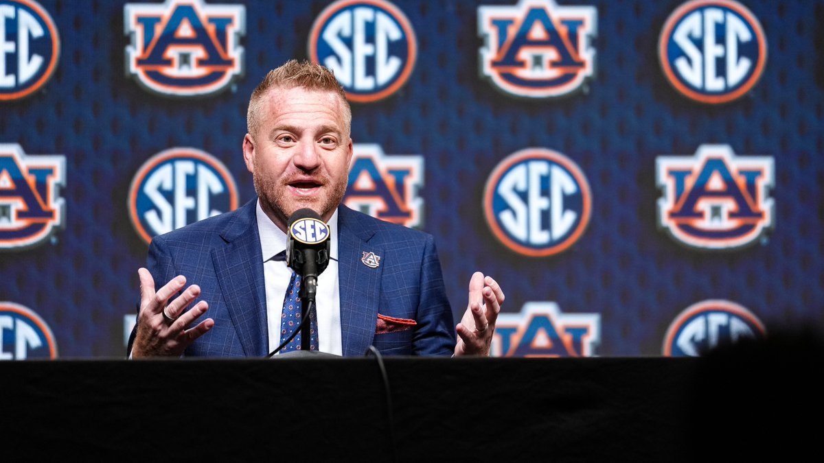 AuburnFootball's tweet photo. All eyes on the Tigers 👀📸 https://t.co/5eEdjXCpjr