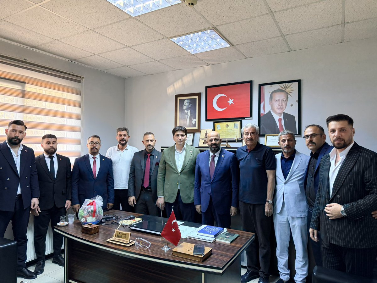 slmhlc's tweet photo. İl Başkanımız Sayın Volkan Yılmaz’ın talimatları doğrultusunda yürütülen “Meclis Üyelerimiz Muhtarları Dinliyor” programı kapsamında; 5. Bölge Başkanımız Sayın Gökmen Yartaş ve Güzelyalı Mahalle Başkanımız Sayın Abdullah Dönmez ile birlikte Güzelyalı Mahalle Muhtarımız Sayın Turgay Uzun’u makamında ziyaret ettik.

Mahallemizin ihtiyaçları, vatandaşlarımızın talepleri ve çözüm bekleyen konular üzerine verimli bir istişare gerçekleştirdik. Yerel yönetim anlayışında ortak akıl ve istişare kültürünü esas alarak, hemşehrilerimizin beklentilerini ilgili mercilere ulaştırmak adına çalışmalarımızı kararlılıkla sürdürüyoruz.

Nazik ev sahipliği ve samimi misafirperverliği için Güzelyalı Mahalle Muhtarımız Sayın Turgay Uzun’a teşekkür ediyor, mahallemiz için hayırlı hizmetlerde birlikte çalışmayı temenni ediyoruz.
