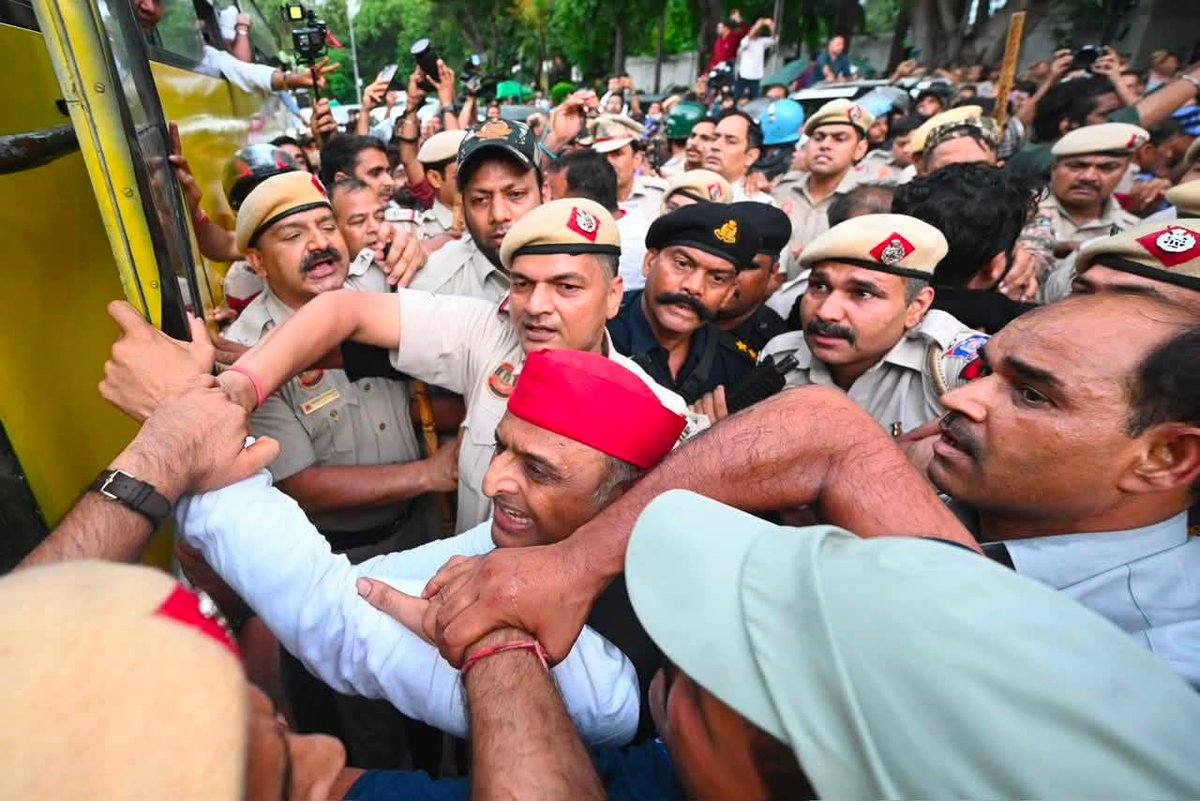 UditKumarYadav0's tweet photo. सभी साथी महमूदाबाद रमकुंडा पर पहुंचे।
हम निकल रहे है।
छात्रों के समर्थन में समाजवादी हुंकार 
नहीं चलेगी ये युवा विरोधी सरकार.
अखिलेश यादव ज़िंदाबाद, समाजवादी पार्टी ज़िन्दाबाद।
@dm_sitapur @sitapurpolice https://t.co/EUX6y839Is