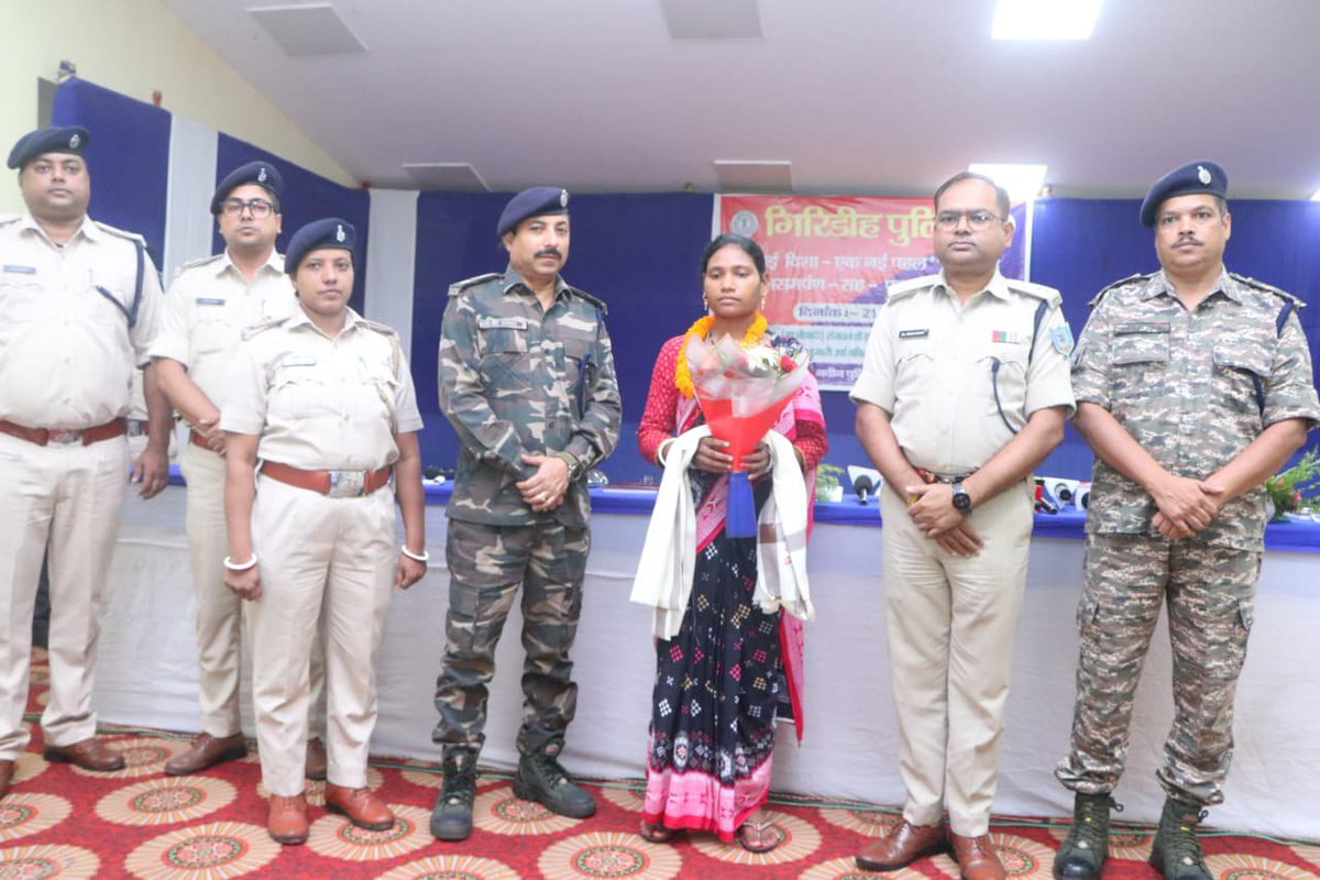 GIRIDIHPOLICE's tweet photo. 🚨 **गिरिडीह पुलिस की बड़ी सफलता!** 🚨

भा०क०पा० (माओवादी) की **एरिया कमेटी सदस्य अनिता किस्कू** (उर्फ बबिता) ने सरकार की पुनर्वास नीति *"नई दिशा - एक नई पहल"** से प्रभावित होकर गिरिडीह पुलिस अधीक्षक डॉ. बिमल कुमार के समक्ष आत्मसमर्पण किया।

अनिता किस्कू पर कई थानों में गंभीर नक्सली मामले दर्ज थे। उनके इस कदम से क्षेत्र में माओवादी संगठन को बड़ा झटका लगा है और अन्य नक्सलियों को भी मुख्यधारा में लौटने की प्रेरणा मिलेगी।

गिरिडीह पुलिस की अपील: नक्सली हिंसा का रास्ता छोड़ें और सरकार की आत्मसमर्पण नीति का लाभ उठाकर सामान्य जीवन की शुरुआत करें।

@JharkhandPolice @amolhomkar_IPS 
@DigHazaribagh @Michaelraj_ips #BNS #BNSS @JharkhandCMO