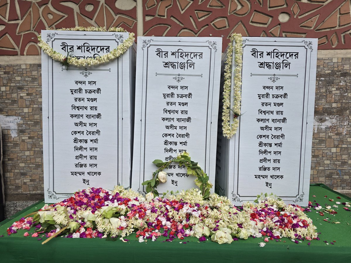 KunalGhoshAgain's tweet photo. 1993, 21 জুলাই-এর শহিদ পরিবারেরা @MamataOfficial মমতা বন্দ্যোপাধ্যায়ের শহিদতর্পণ মঞ্চে। তাঁদের প্রণাম। এই মঞ্চটিই যে তর্পণের প্রকৃত মঞ্চ, শহিদপরিবারগুলিই তা প্রমাণ করে দিলেন। https://t.co/f4Z3fpw6ir