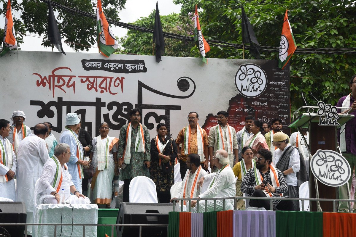KunalGhoshAgain's tweet photo. 1993, 21 জুলাই-এর শহিদ পরিবারেরা @MamataOfficial মমতা বন্দ্যোপাধ্যায়ের শহিদতর্পণ মঞ্চে। তাঁদের প্রণাম। এই মঞ্চটিই যে তর্পণের প্রকৃত মঞ্চ, শহিদপরিবারগুলিই তা প্রমাণ করে দিলেন। https://t.co/f4Z3fpw6ir