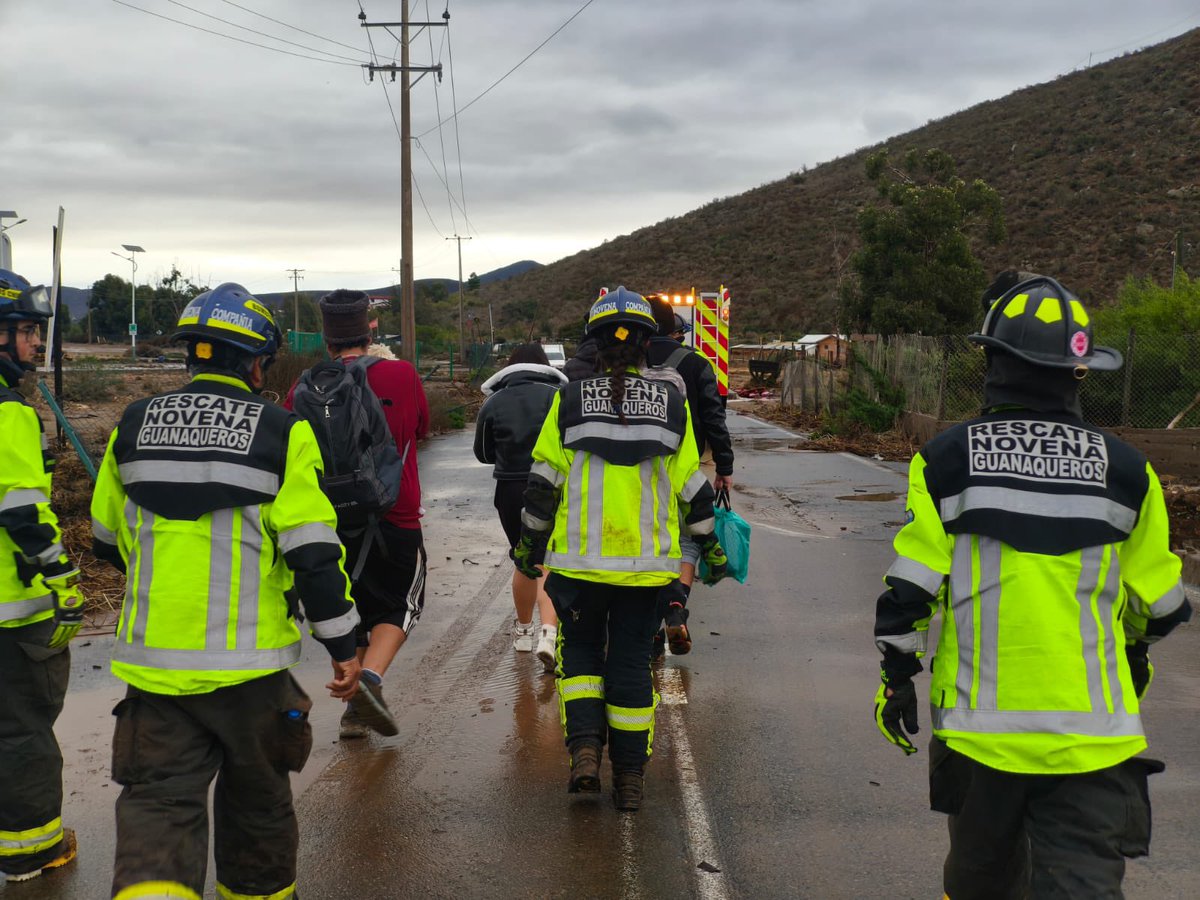 Novenacbc's tweet photo. Exitoso rescate se realizó en ruta D427 sector las barracas donde una familia se encontraba aislada por crecida de quebrada. https://t.co/LMd5VzcS9I