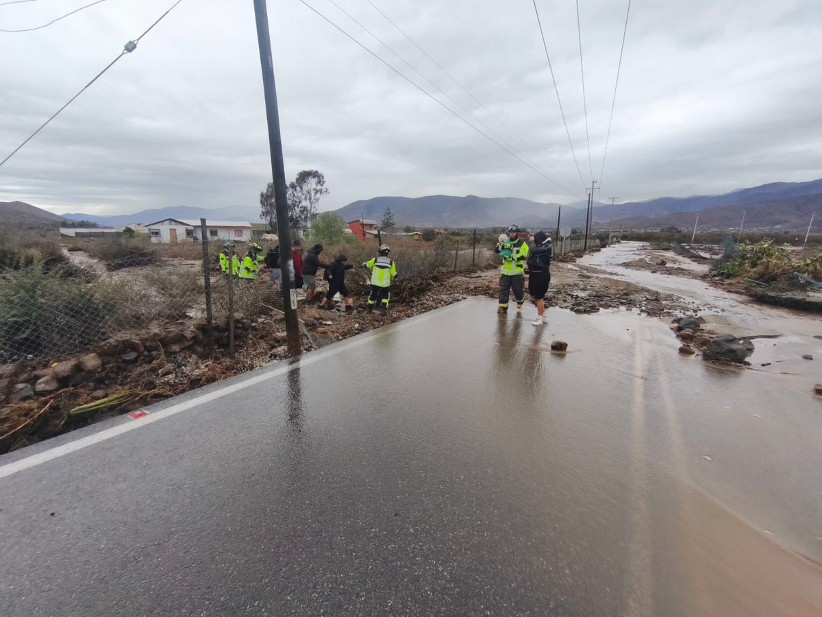 Novenacbc's tweet photo. Exitoso rescate se realizó en ruta D427 sector las barracas donde una familia se encontraba aislada por crecida de quebrada. https://t.co/LMd5VzcS9I