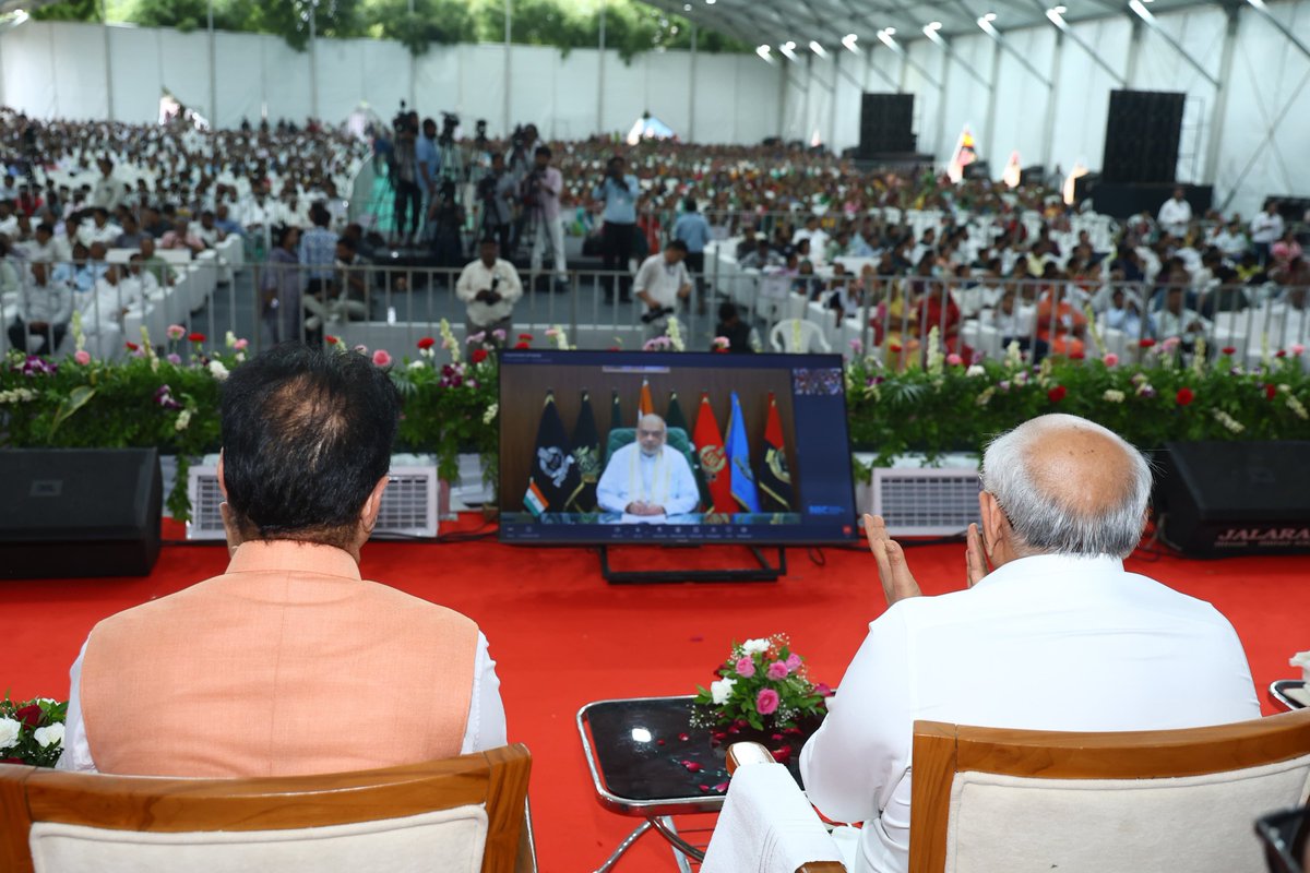Bhupendrapbjp's tweet photo. ગાંધીનગર લોકસભા ક્ષેત્રના લોકપ્રિય સાંસદ અને કેન્દ્રીય ગૃહ અને સહકારિતા મંત્રી આદરણીય શ્રી અમિતભાઈ શાહે આજે વર્ચ્યુઅલ માધ્યમથી ગાંધીનગર અને સાબરકાંઠા જિલ્લાના રૂ. 815 કરોડથી વધુના વિકાસ કાર્યોનું ઈ-લોકાર્પણ અને ઈ-ખાતમુહૂર્ત કર્યું હતું. 

ચરાડાની પાવન ભૂમિ પર વિકાસના આ સમારોહમાં ઉપસ્થિત રહીને આજે વિસ્તારના વિકાસને નવી ઊંચાઈ આપતા આ પ્રજાલક્ષી કાર્યોના સાક્ષી બનવાનો અવસર મળ્યો.  

અંદાજે ₹89 કરોડના ખર્ચે સાબરમતી નદી પર બનેલા અદ્યતન અલુવા-સાદરા મુખ્ય બ્રિજ તેમજ ચરાડા સામુહિક આરોગ્ય કેન્દ્ર સહિતના જનઆરોગ્યના કાર્યોથી આ સમગ્ર વિસ્તારોમાં નાગરિક સુખાકારીનો નવો અધ્યાય શરૂ થયો છે.
 
આ ઉપરાંત, માનનીય શ્રી અમિતભાઈએ રૂ. 700 કરોડથી વધુના ખર્ચે સાબરમતી નદી પર બે બેરાજના કામનું ખાતમુહૂર્ત કર્યું. આ બેરાજના લીધે બોર-કુવાઓના પાણી ઉંચા આવશે. સાથે જ અહીં, પર્યટનની સુવિધાઓ અને વન્યજીવોના સંરક્ષણના પણ ઉત્તમ કાર્યો હાથ ધરાશે. 

@AmitShah