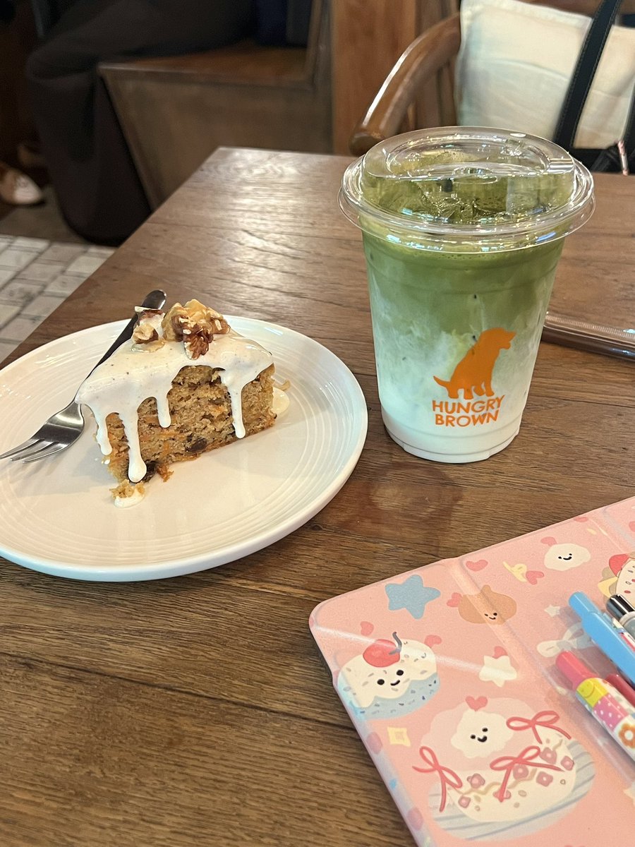Hellobenz1's tweet photo. 📍Hungry brown eat and coffee roasters 
BTS สนามเป้า วันนี้ไปซ้ำอีกแล้วว แนะนำสำหรับคนที่อยากเปลี่ยนที่นั่งทำงาน/อ่านหนังสือ มีทั้งของคาวของหวานครบบ ชั้น2เป็นร้านอาหาร เค้กแครอทอร่อย มัทฉะก็ดีคั้บ 🍵🌿🥕🍰 https://t.co/HxI8nOKsGh