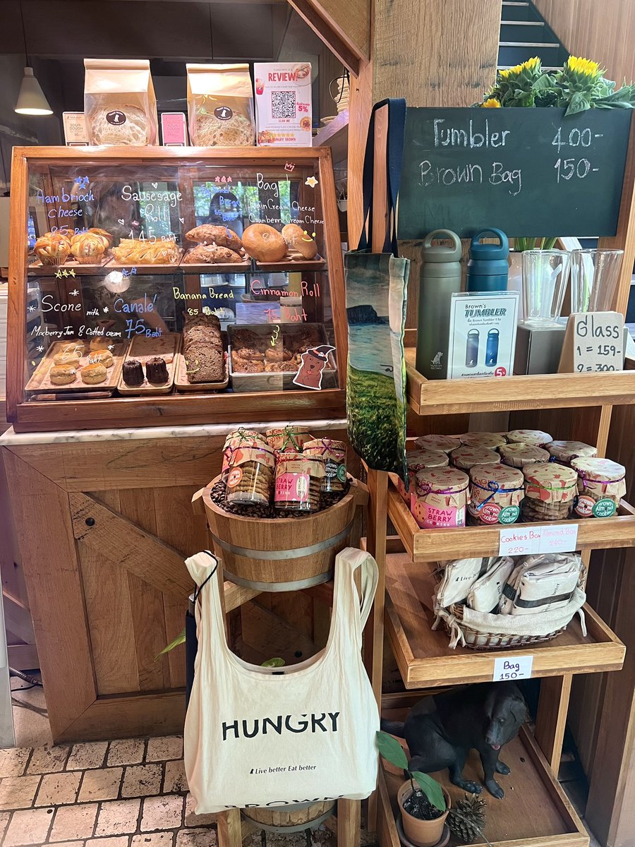 Hellobenz1's tweet photo. 📍Hungry brown eat and coffee roasters 
BTS สนามเป้า วันนี้ไปซ้ำอีกแล้วว แนะนำสำหรับคนที่อยากเปลี่ยนที่นั่งทำงาน/อ่านหนังสือ มีทั้งของคาวของหวานครบบ ชั้น2เป็นร้านอาหาร เค้กแครอทอร่อย มัทฉะก็ดีคั้บ 🍵🌿🥕🍰 https://t.co/HxI8nOKsGh