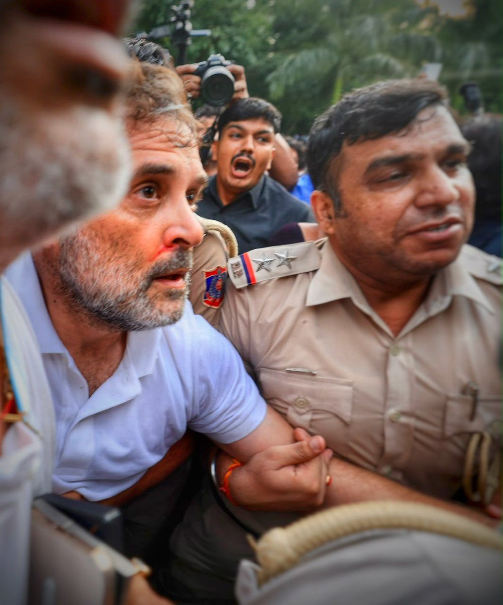 Ritesh7222's tweet photo. राहुल गांधी जी को मॉडल टाउन पुलिस थाने में ले जाया गया https://t.co/aQzwm85Pb5