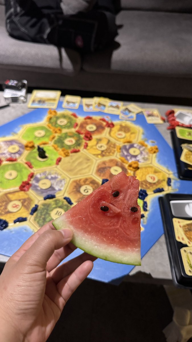 tmrb_staff04's tweet photo. ー僕の夏休みー

スイカを嗜みながらカタンなど🍉 https://t.co/xBpc5YTX4k