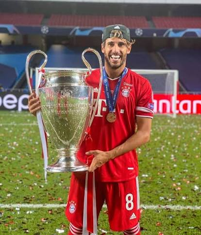 BayernScopeHQ's tweet photo. My midfielder has done it waaay before https://t.co/rgpX4dXSqf