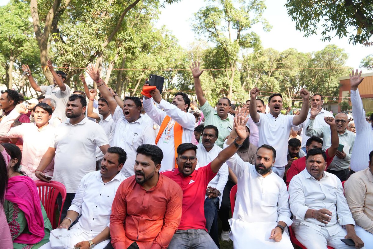 pushkardhami's tweet photo. आदरणीय प्रधानमंत्री श्री @narendramodi जी के कुशल नेतृत्व एवं मार्गदर्शन में देशभर में किसान कल्याण और उनकी आय में वृद्धि के लिए अनेक महत्वपूर्ण कदम उठाए जा रहे हैं। इसी क्रम में हमारी सरकार भी प्रदेश के किसानों एवं बागवानों को सशक्त और आत्मनिर्भर बनाने के लिए एप्पल मिशन, कीवी मिशन एवं महक क्रांति जैसी महत्वाकांक्षी योजनाओं के माध्यम से बागवानी और कृषि क्षेत्र को नई मजबूती प्रदान कर रही है।