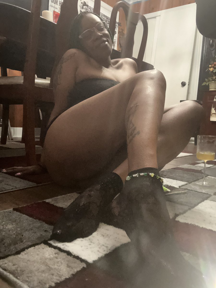 BunneighFeet's tweet photo. Tuesday is always sock day….💚🦶🏽💦 https://t.co/AZNBplUzAe