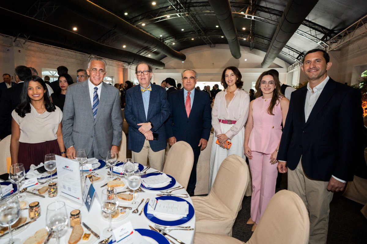 INICIAOficial's tweet photo. Asistimos al almuerzo mensual de la Cámara Americana de Comercio de la República Dominicana (@amchamdr), que contó con la participación del ministro de Hacienda y Economía, Magín Díaz, como orador invitado, quien presentó la ponencia "El momento de decisiones estratégicas: una agenda para reformas estructurales pendientes".

Durante el encuentro, compartió un análisis sobre las principales tendencias, retos y perspectivas de la economía dominicana, así como las prioridades de la política económica y fiscal. Además, destacó la importancia del fortalecimiento institucional y del impulso de políticas públicas orientadas a promover la estabilidad, la competitividad y el desarrollo sostenible del país.