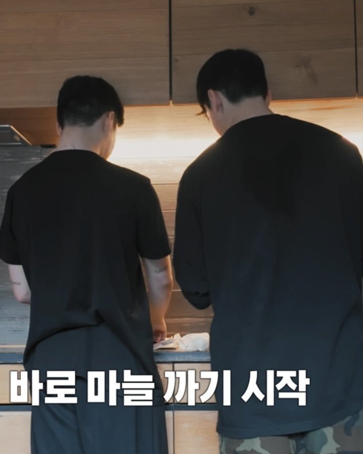 archivekoomi's tweet photo. what was jungkook eating in the military for him to come out being double the size of jimin https://t.co/QNMUwuZDa4