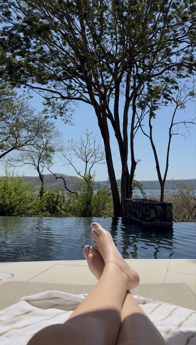 chore_play's tweet photo. Pretty toes. Pretty view. https://t.co/qLOUERlIZs