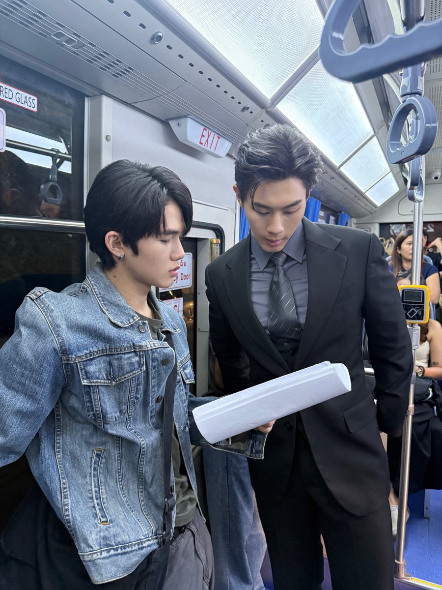 mii_iin_'s tweet photo. ซีนนี้ก็เป็นอีกหนึ่งซีนที่ผมชอบมากๆๆๆ 
ถ่ายยากมาก ทุกอย่างตอนถ่ายคือลองเทค ต้องขอบคุณพี่ๆด้านหลังด้วยถ้าไม่มีพี่ๆนักแสดงในรถ ซีนนี้คงไม่สมบูรณ์เท่านี้คับ🙇🏻‍♂️
#PAYBACKTheSeries https://t.co/SMCeLXbB3L