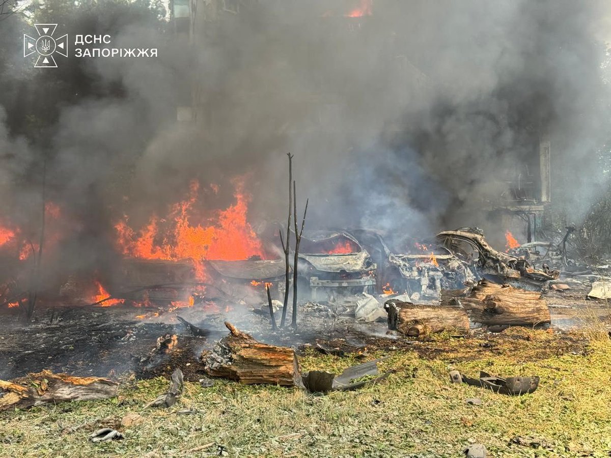 JavierAller's tweet photo. Putin's criminal regime attacked residential neighborhoods in Zaporizhzhia with guided aerial bombs, these bastards targeted residential buildings and commercial premises, killing at least three people and injuring more than a dozen. https://t.co/DlwYTTAC7J