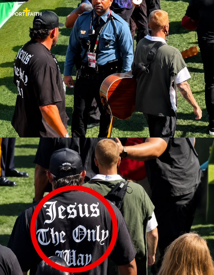 sportandfaith's tweet photo. One of Justin Bieber’s entourage was escorting him to perform at the World Cup final’s halftime show with a shirt that said:

“Jesus The Only Way.”

Minutes later, Bieber was singing 'Everything Hallelujah" to the world, a song praising the Lord for all the blessings in his life. https://t.co/tQsKWdqntf