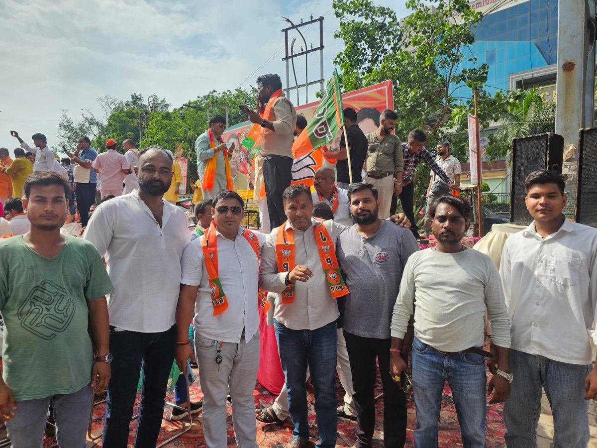 KapilMavi01's tweet photo. माननीय महानगर अध्यक्ष श्री @mayankgoelbjp जी के नेतृत्व और माननीय कैबिनेट मंत्री एवं साहिबाबाद के लोकप्रिय विधायक श्री sunil kumar sharma जी के निर्देशानुसार माननीय प्रदेश अध्यक्ष आदरणीय श्री @mppchaudhary  जी का गाजियाबाद आगमन पर भव्य स्वागत किया गया ।
@sunilsharmamla https://t.co/Q8BUVhgSmh